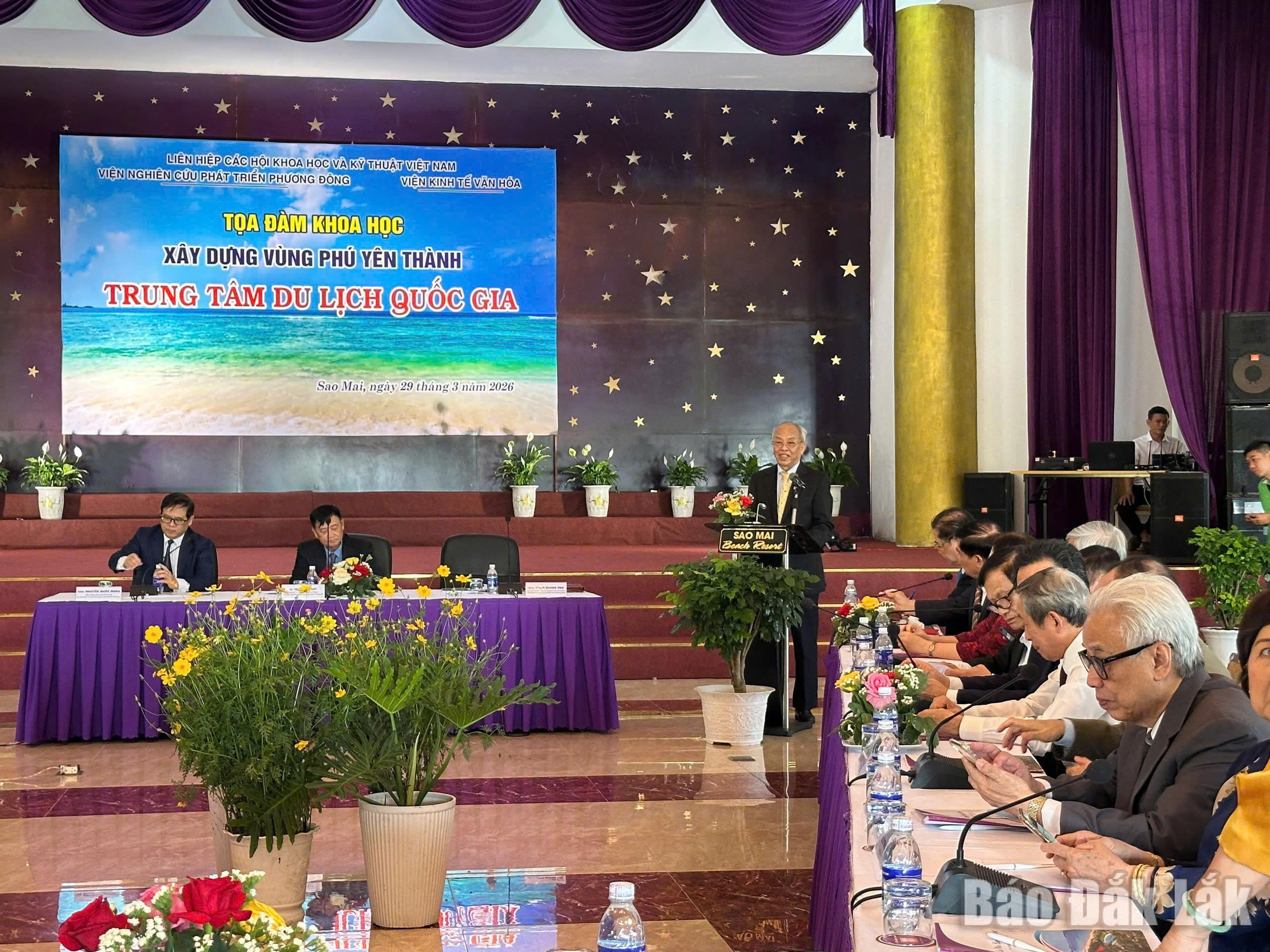 Tại tọa đàm, các nhà khoa học đã hiến kế, đề xuất nhiều giải pháp thiết thực đế phát triển du lịch vùng ven biển Đắk Lắk.