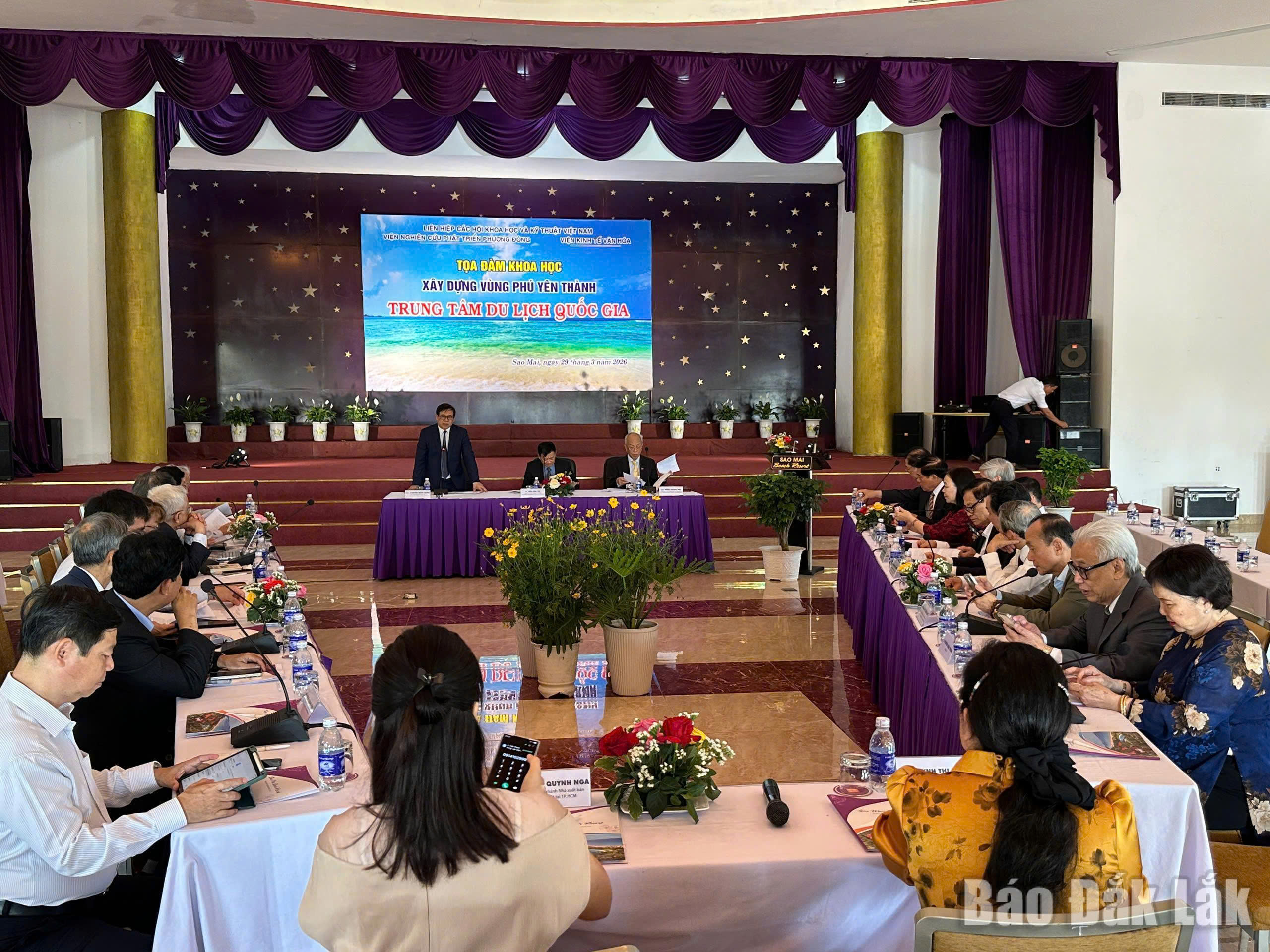 Quang cảnh buổi tọa đàm chủ đề: Xây dựng vùng Phú Yên thành trung tâm du lịch quốc gia, sáng 29/3, tại Khu resort Sao Mai.