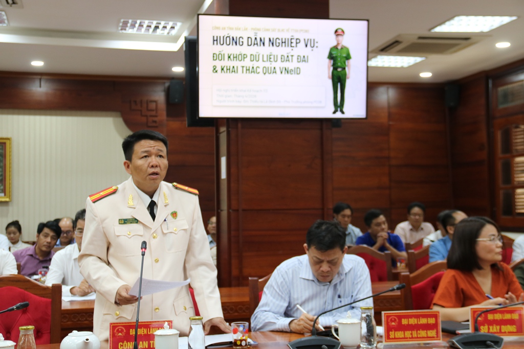 Đại diện Công an tỉnh hướng dẫn nghiệp vụ về đối khớp đất đai.