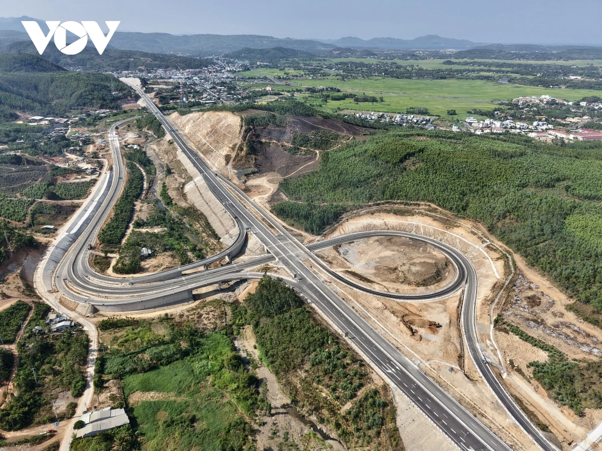 Cao tốc Chí Thạnh – Vân Phong dài hơn 48km, đi qua nhiều xã, phường của tỉnh Phú Yên (cũ), nay thuộc tỉnh Đắk Lắk mới. Công trình có tổng mức đầu tư gần 10.800 tỷ đồng, do Ban Quản lý dự án 7, Bộ Xây dựng (trước đây là Bộ Giao thông Vận tải) làm chủ đầu tư.