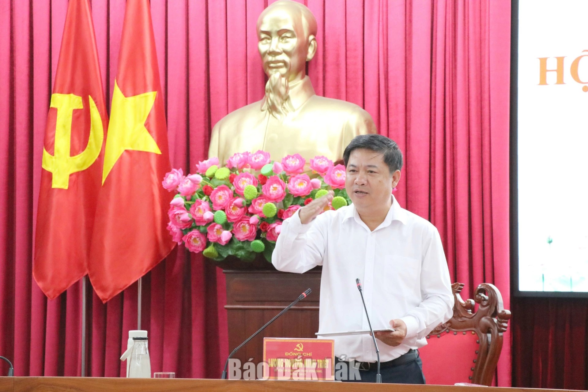Đồng chí Lương Nguyễn Minh Triết, Ủy viên Trung ương Đảng, Bí thư Tỉnh ủy, Trưởng Đoàn ĐBQH tỉnh chủ trì hội nghị.