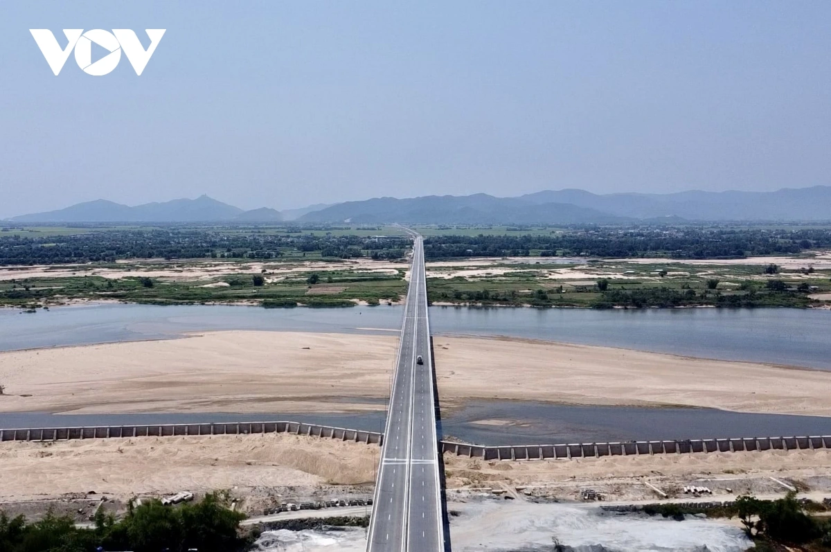Cầu Đà Rằng bắc qua sông Ba, có chiều dài hơn 2,1km, rộng 17,5m, quy mô 4 làn xe, với tổng mức đầu tư hơn 650 tỷ đồng. Đây là cây cầu vượt sông dài nhất trên cao tốc Chí Thạnh – Vân Phong.