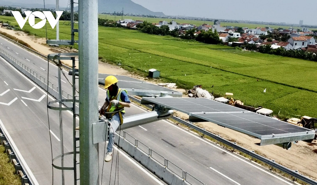 Một công nhân đang ráp hệ thống chỉ dẫn trên cao để sẵn sàng đưa tuyến đường vào vận hành.
