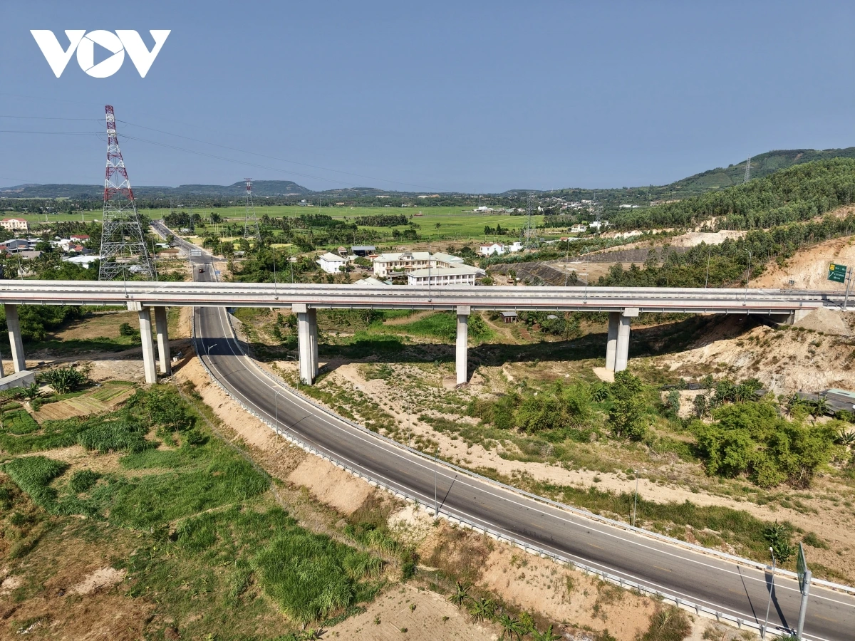 Tuyến đường được khởi công năm 2023 và có kế hoạch khánh thành, đưa vào sử dụng dịp Quốc khánh 2/9 năm 2025. Tuy nhiên, không thể thực hiện do xảy ra sự cố sạt trượt, sụt lún nền đường tại Đồi 11, đoạn qua các xã Ô Loan và Tuy An Nam nên cần thêm thời gian khắc phục sự cố.