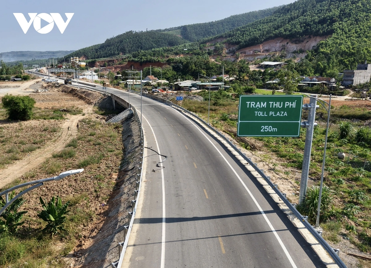 Đường dẫn xuống Trạm thu phí xã Tuy An Bắc, tỉnh Đắk Lắk cơ bản hoàn thành, hệ thống Trạm thu phí đang gấp rút được triển khai xây dựng.