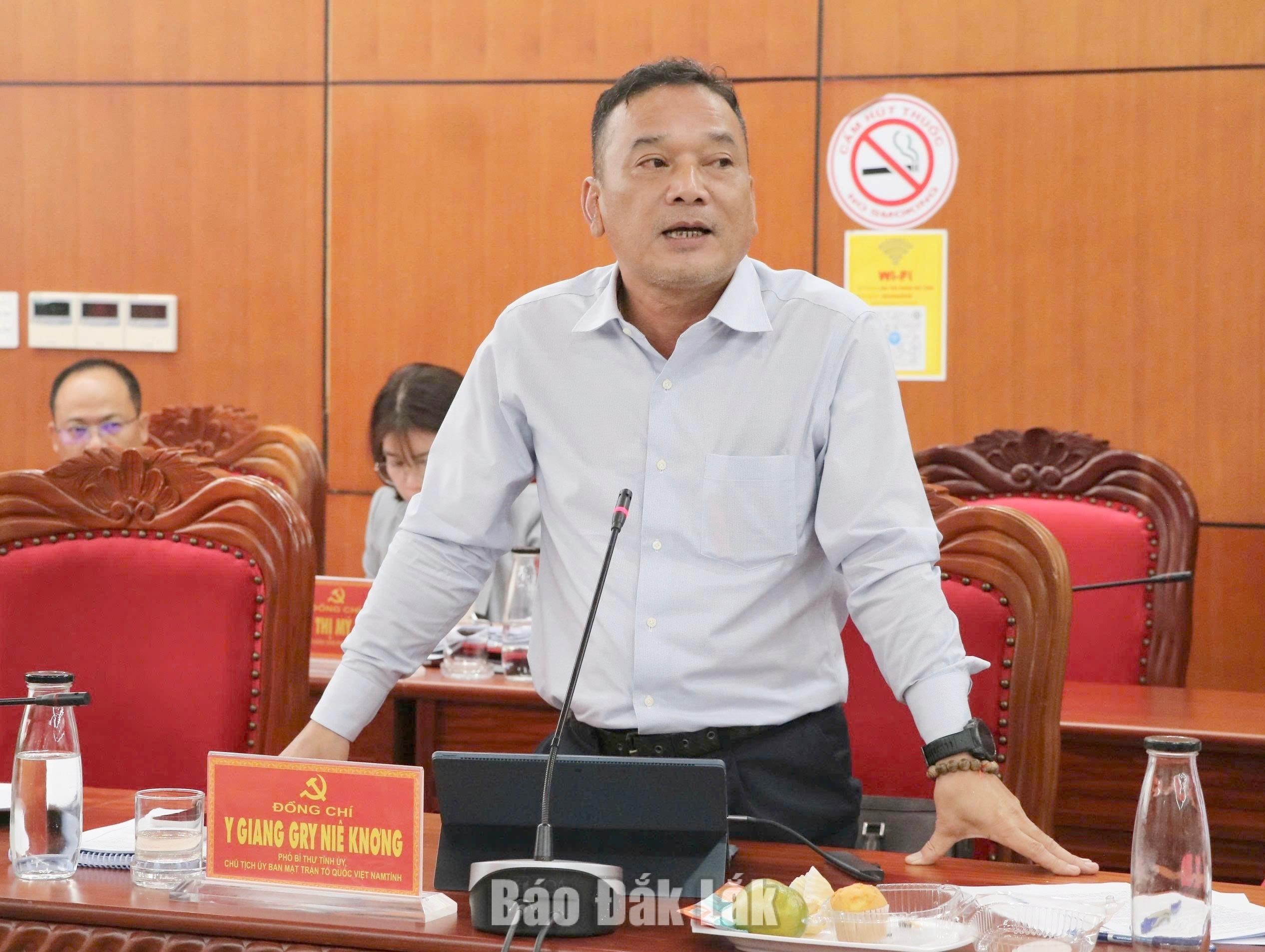Đồng chí Y Giang Gry Niê Knơng, Phó Bí thư Tỉnh ủy, Chủ tịch Ủy ban MTTQ Việt Nam tỉnh phát biểu tại hội nghị.