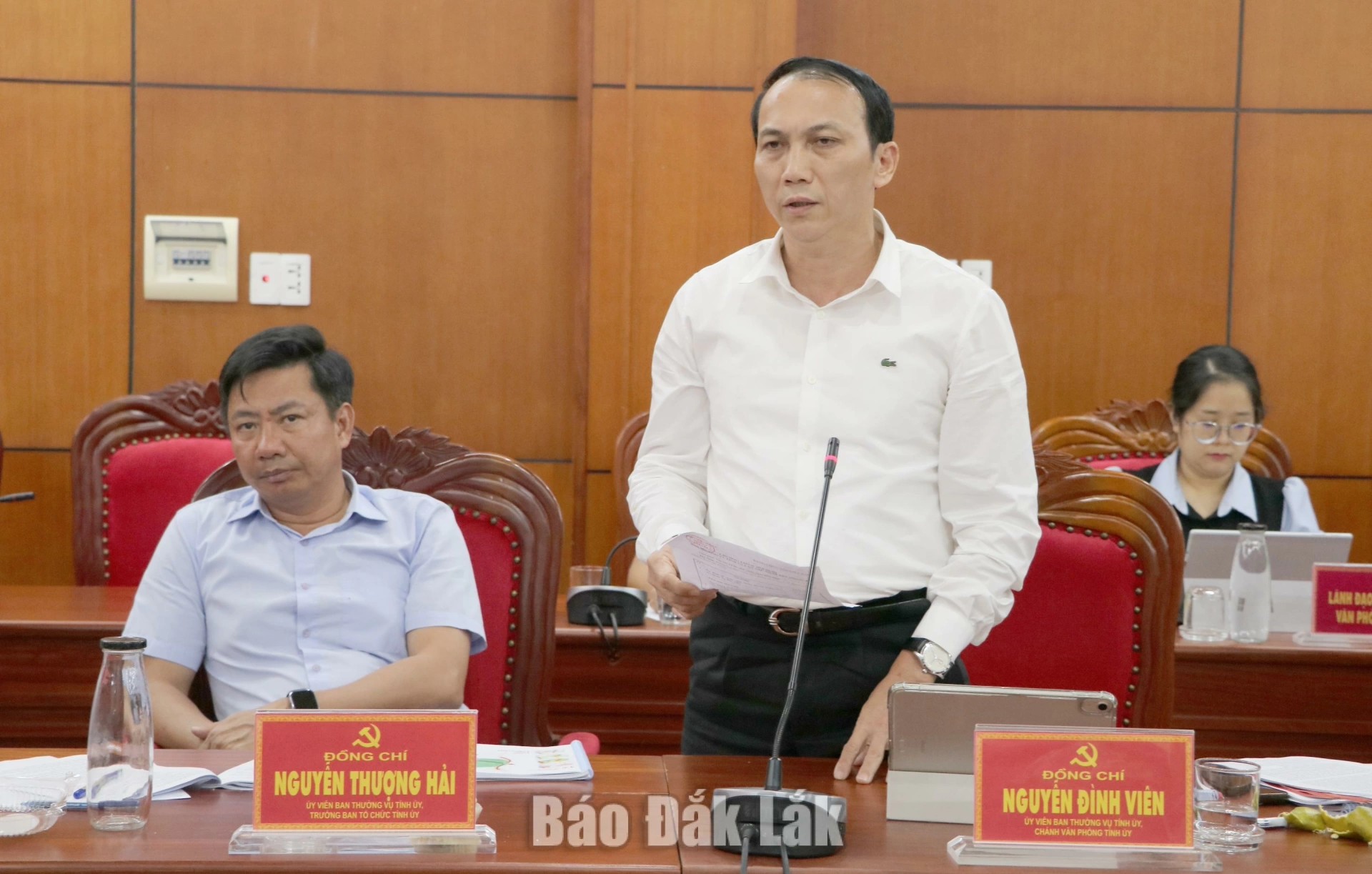 Ủy viên Ban Thường vụ Tỉnh ủy, Chánh Văn phòng Tỉnh ủy Nguyễn Đình Viên phát biểu tại hội nghị.