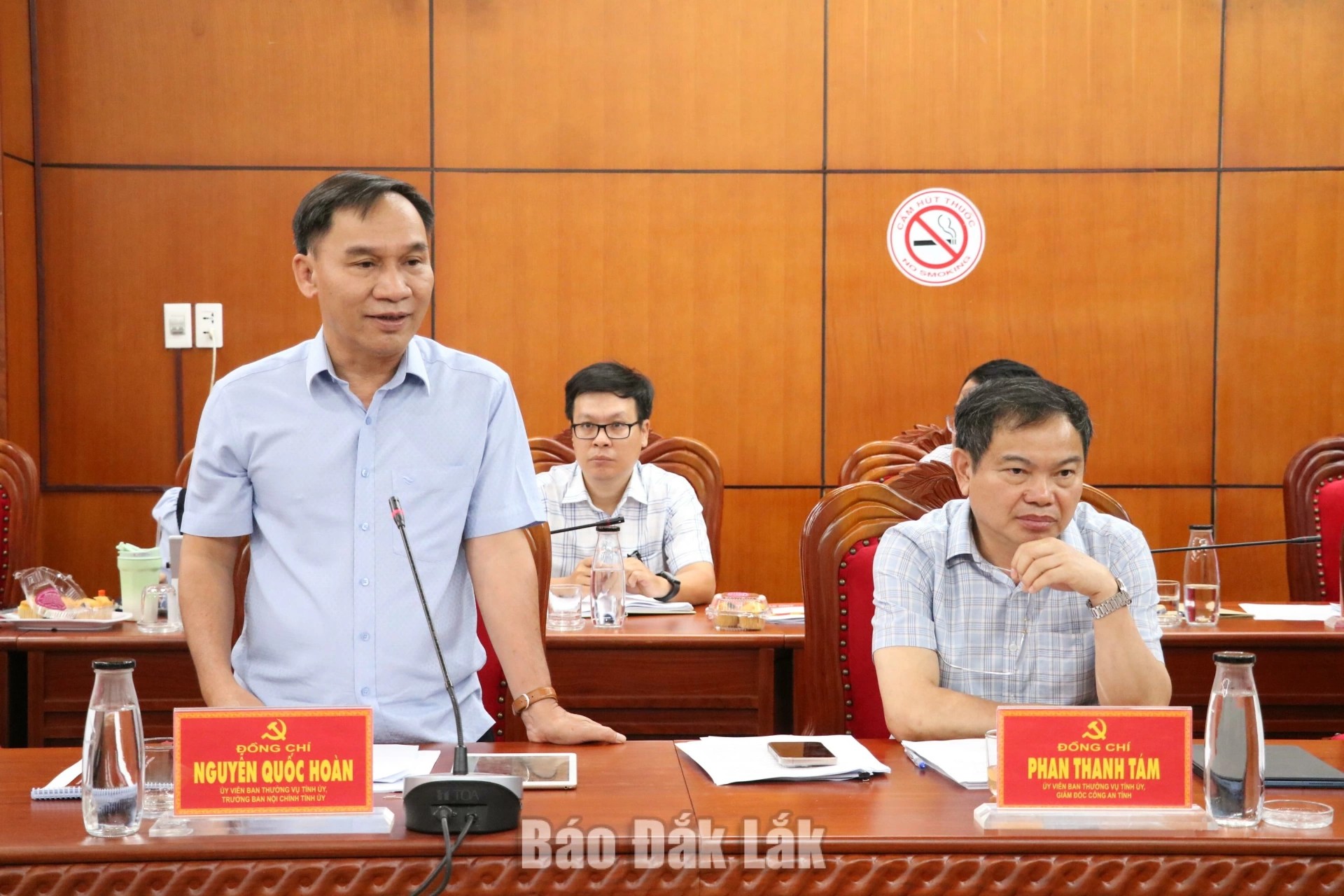  Ủy viên Ban Thường vụ Tỉnh ủy, Trưởng ban Nội chính Tỉnh ủy Nguyễn Quốc Hoàn phát biểu ý kiến tại hội nghị. 