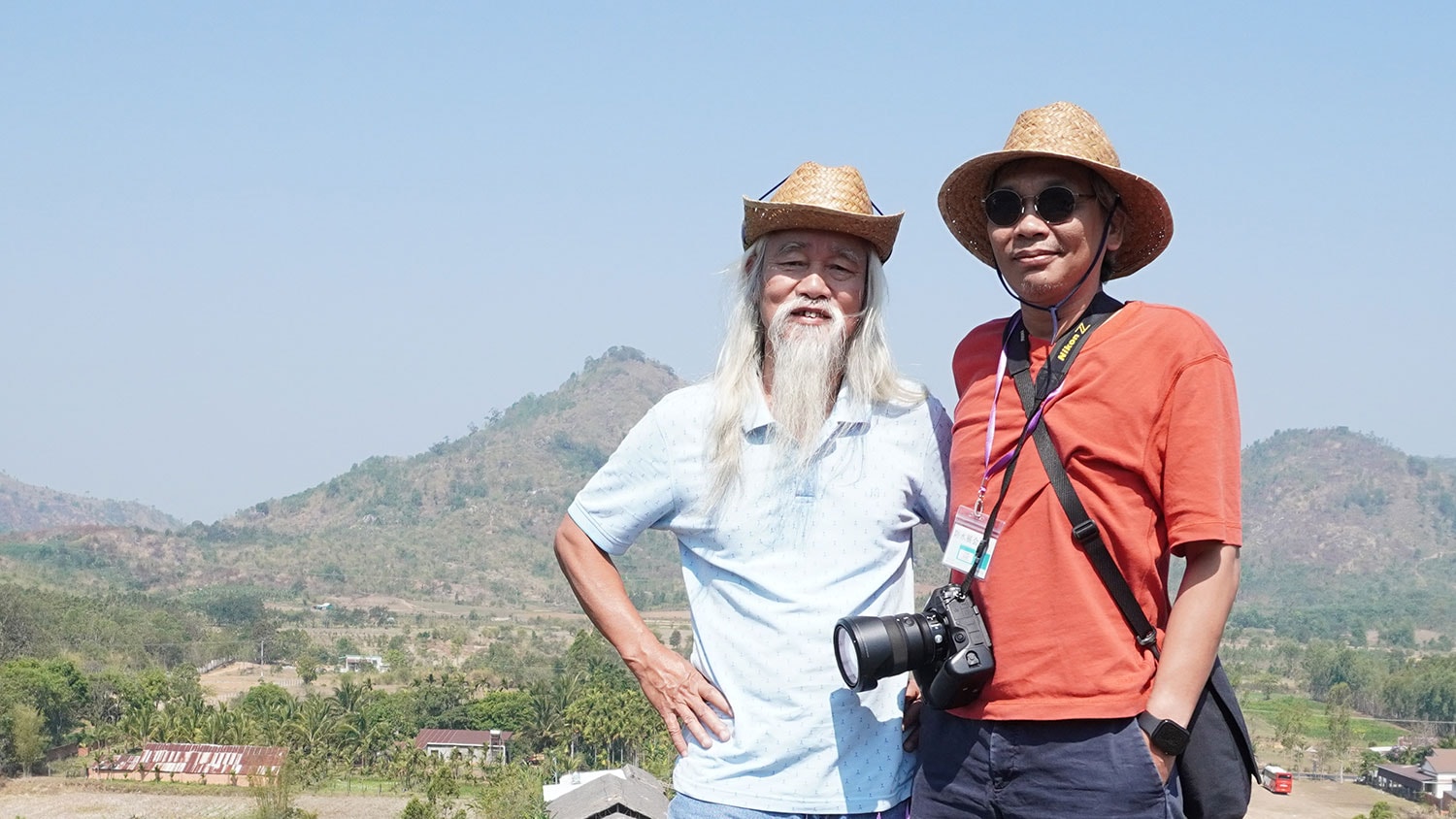 Nhà phê bình Phạm Xuân Nguyên (bên trái) trong chuyến Famtrip "Đắk Lắk - Về miền di sản" đầu tháng 4/2026.
