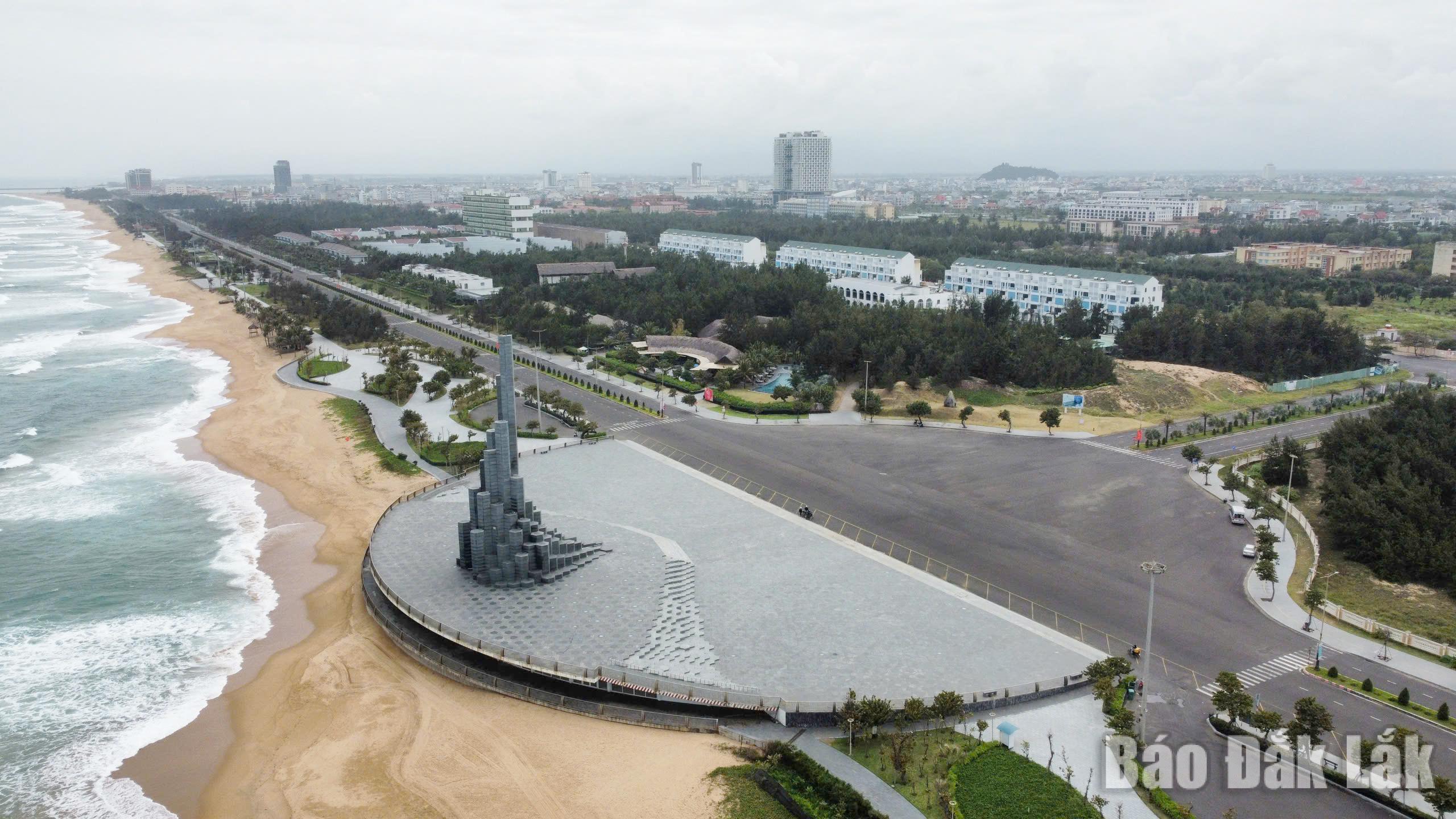 Bờ biển dài là thế mạnh để khu vực phía Đông phát triển du lịch, dịch vụ.