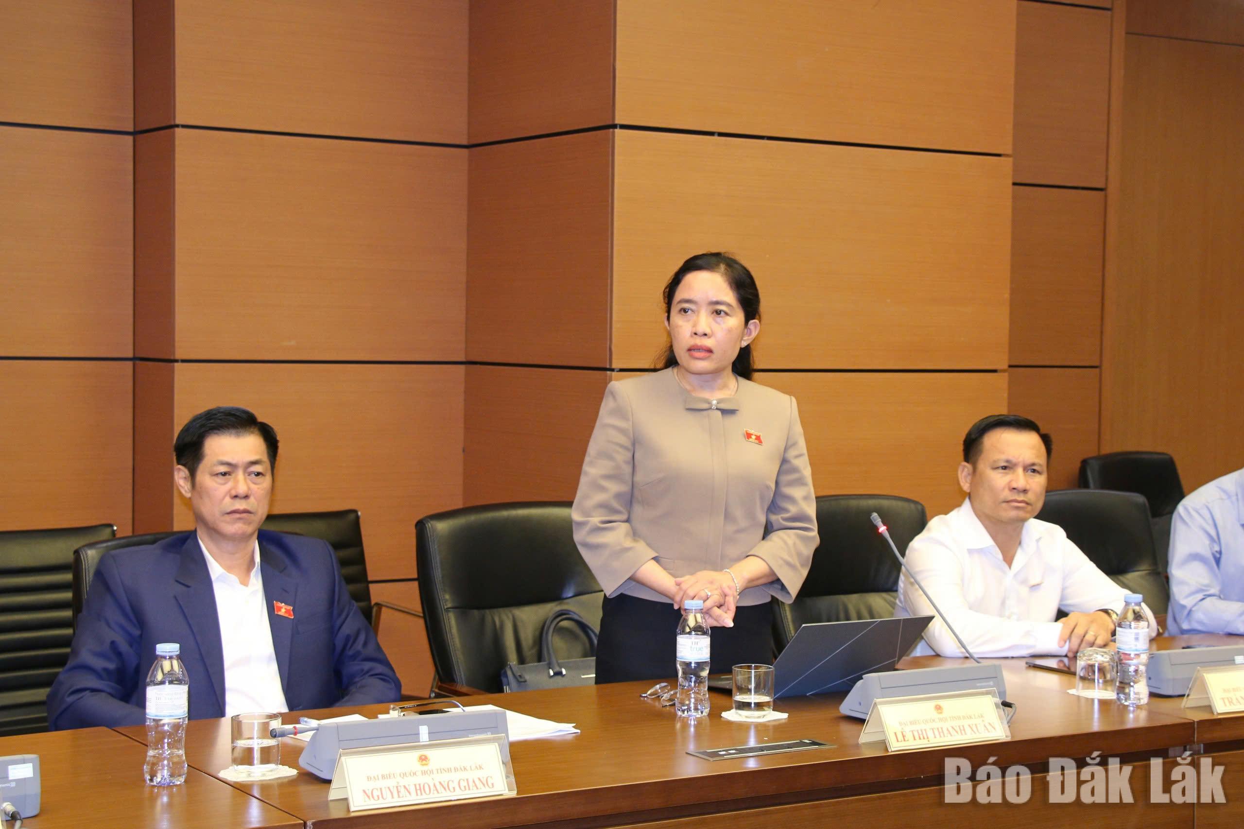 Đại biểu Lê Thị Thanh Xuân, Tỉnh ủy viên, Giám đốc Sở Giáo dục và Đào tạo tỉnh Đắk Lắk phát biểu tại phiên thảo luận.