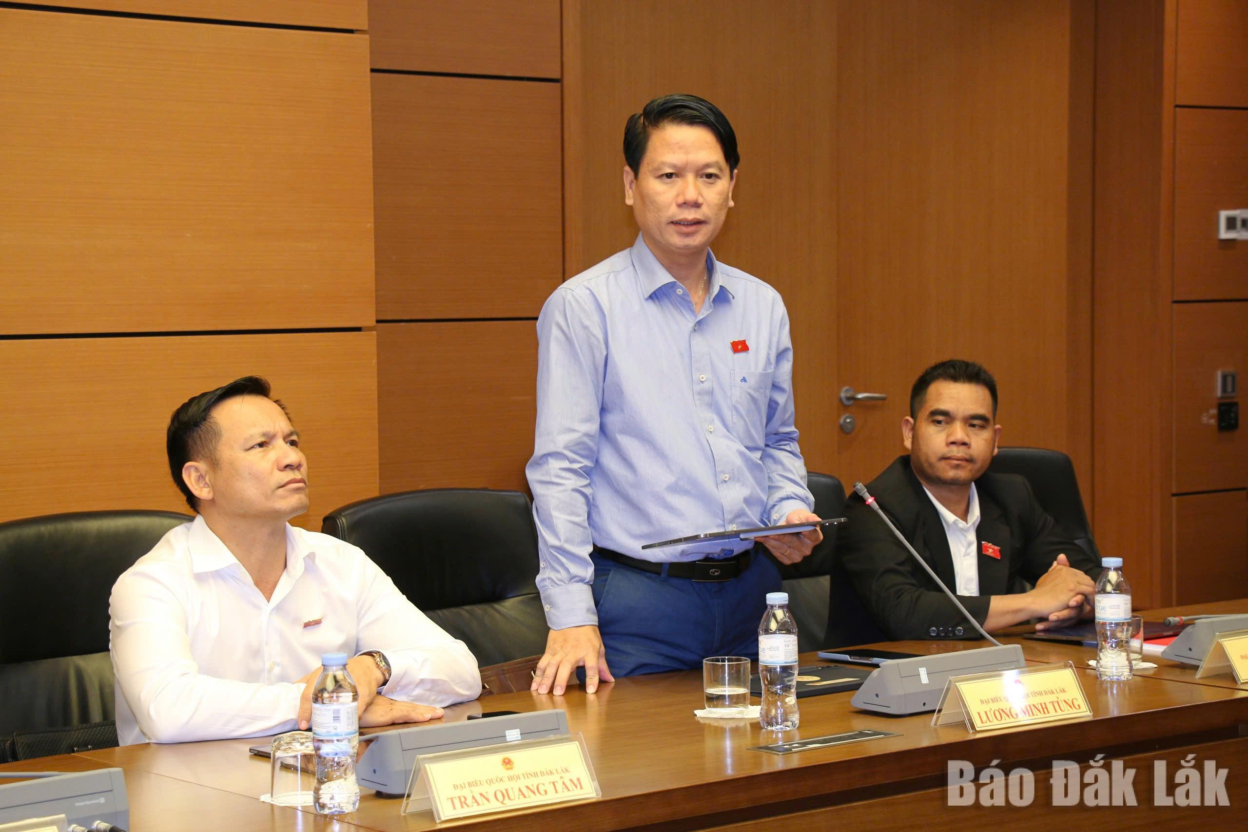 Đại biểu Lương Minh Tùng, Phó Chủ tịch Ủy ban MTTQ Việt Nam tỉnh, Bí thư Tỉnh Đoàn Đắk Lắk đóng góp ý kiến tại phiên thảo luận.