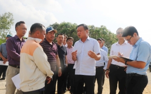 Phó Chủ tịch UBND tỉnh Đào Mỹ kiểm tra, chỉ đạo đẩy nhanh tiến độ thi công khu dân cư phía Nam khu du lịch sinh thái Sao Việt, phía Tây Trung tâm An điều dưỡng tàu ngầm.