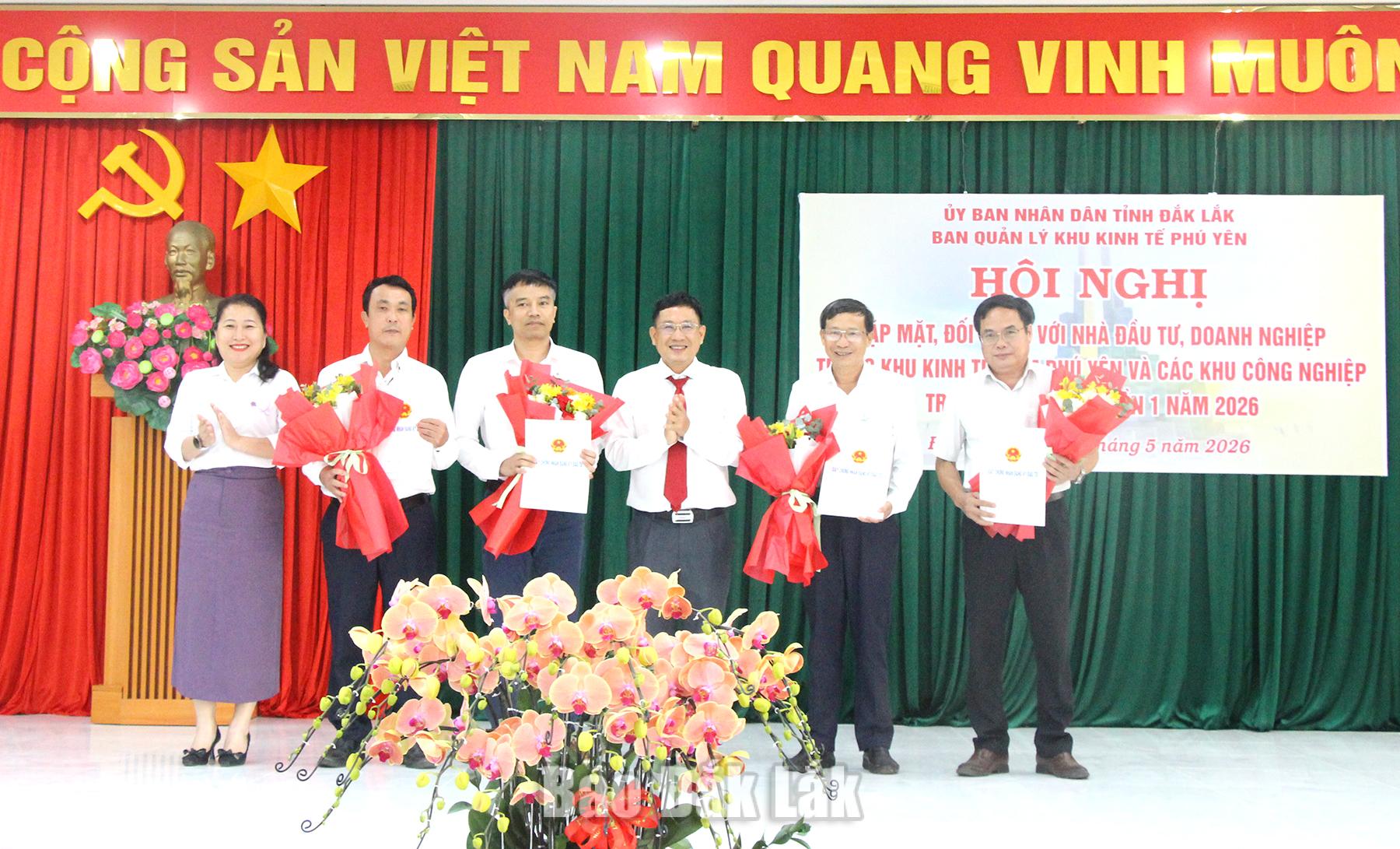 Lãnh đạo Ban Quản lý Khu kinh tế Phú Yên trao quyết định chấp thuận chủ trương đầu tư, giấy chứng nhận đăng ký đầu tư cho các doanh nghiệp, nhà đầu tư.