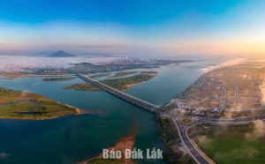Sau sáp nhập, Đắk Lắk đang định vị lại vai trò trong không gian phát triển, từ một tỉnh cao nguyên trở thành trung tâm liên kết giữa Tây Nguyên và Duyên hải Nam Trung Bộ. Trong ảnh: Một góc của phường Tuy Hòa và phường Phú Yên nhìn từ trên cao