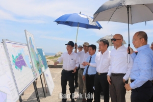 Đoàn công tác Đại sứ quán Các Tiểu vương quốc Ả Rập Thống nhất tại Việt Nam khảo sát thực tế tại khu vực cảng Bãi Gốc (Khu Kinh tế Nam Phú Yên).