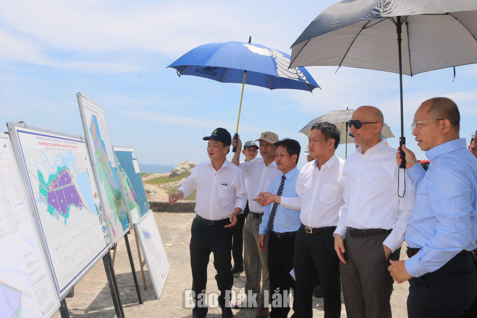Đoàn công tác Đại sứ quán Các Tiểu vương quốc Ả Rập Thống nhất tại Việt Nam khảo sát thực tế tại khu vực cảng Bãi Gốc (Khu Kinh tế Nam Phú Yên).